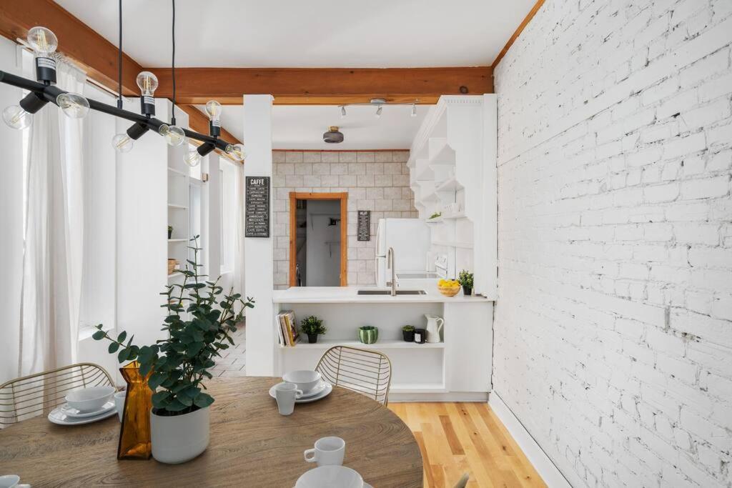 Chic Mile-End 3Br Getaway - Free Parking, Sleeps 8 Leilighet Montréal Eksteriør bilde