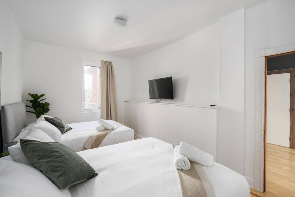 Chic Mile-End 3Br Getaway - Free Parking, Sleeps 8 Leilighet Montréal Eksteriør bilde