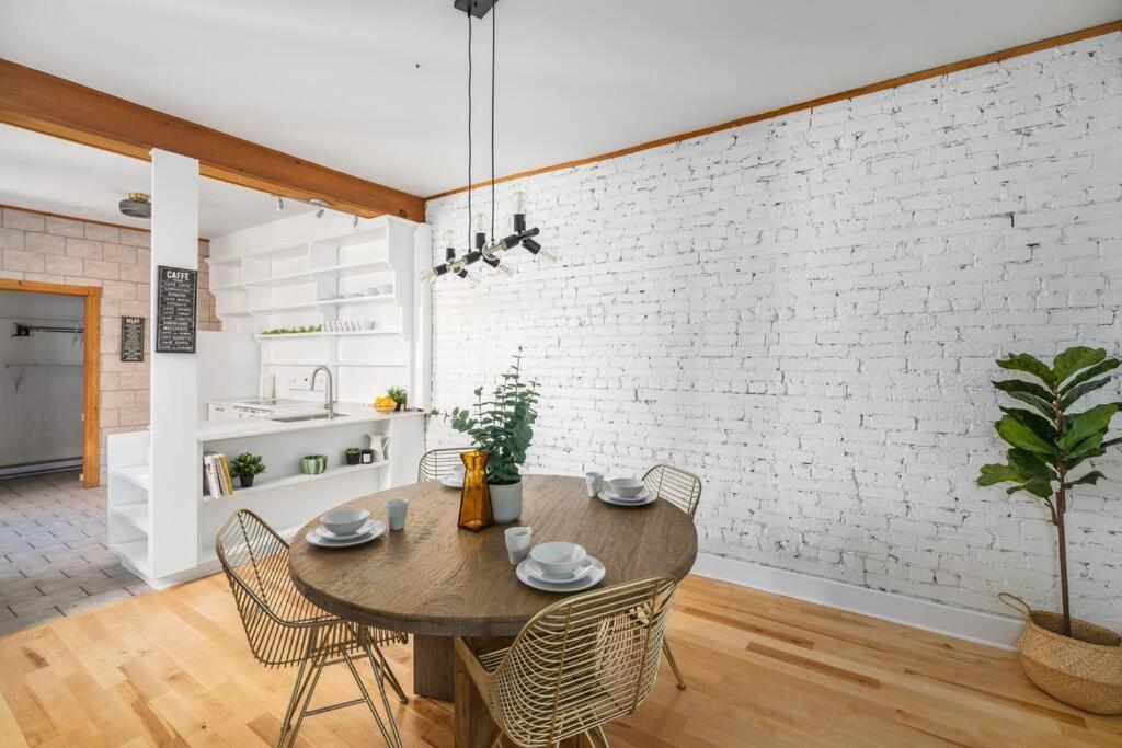 Chic Mile-End 3Br Getaway - Free Parking, Sleeps 8 Leilighet Montréal Eksteriør bilde