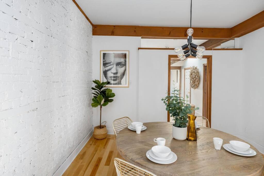 Chic Mile-End 3Br Getaway - Free Parking, Sleeps 8 Leilighet Montréal Eksteriør bilde